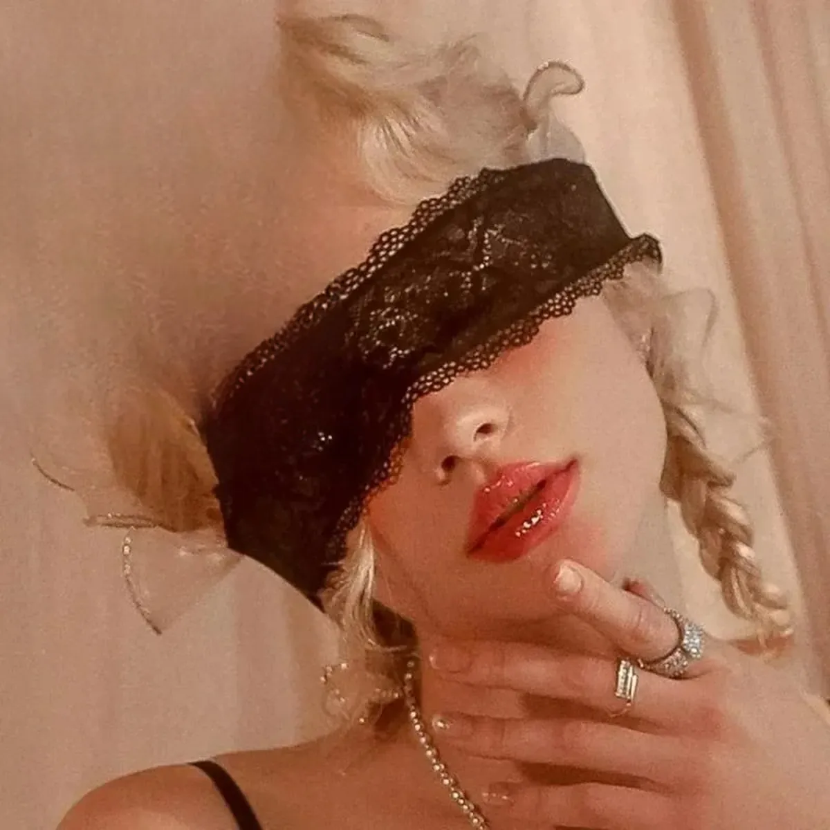 Antifaz con encaje negro para mujer, estilo elegante – vue 3