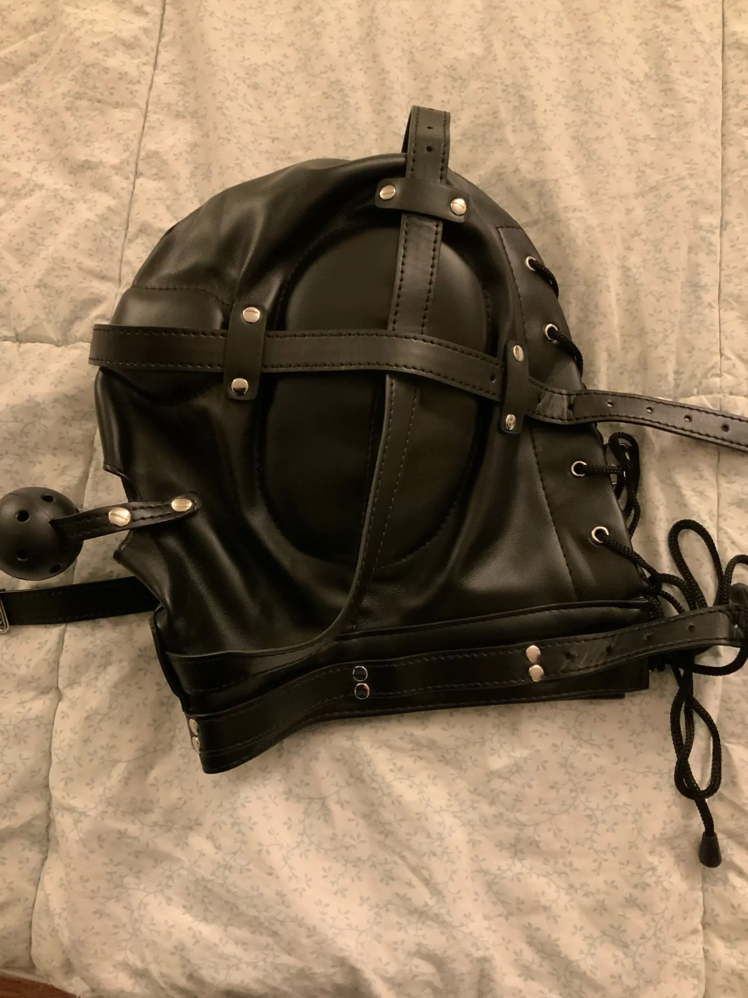 Foto de un comprador: Máscara fetish de cuero PU con capucha ajustable y acolchada