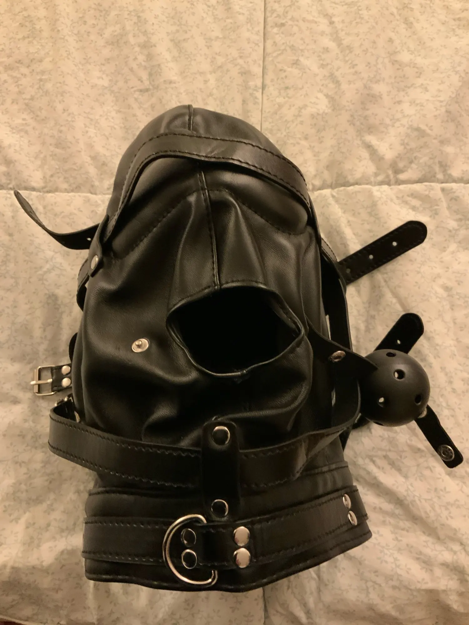 Foto de un comprador: Máscara fetish de cuero PU con capucha ajustable y acolchada
