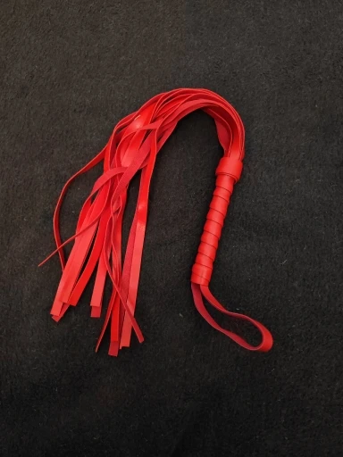 Foto de un comprador: Fusta de cuero PU con flecos en cuatro tonos llamativos