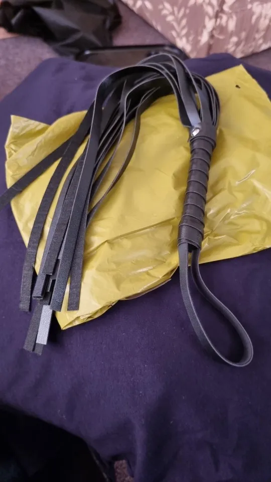 Foto de un comprador: Fusta de cuero PU con flecos en cuatro tonos llamativos