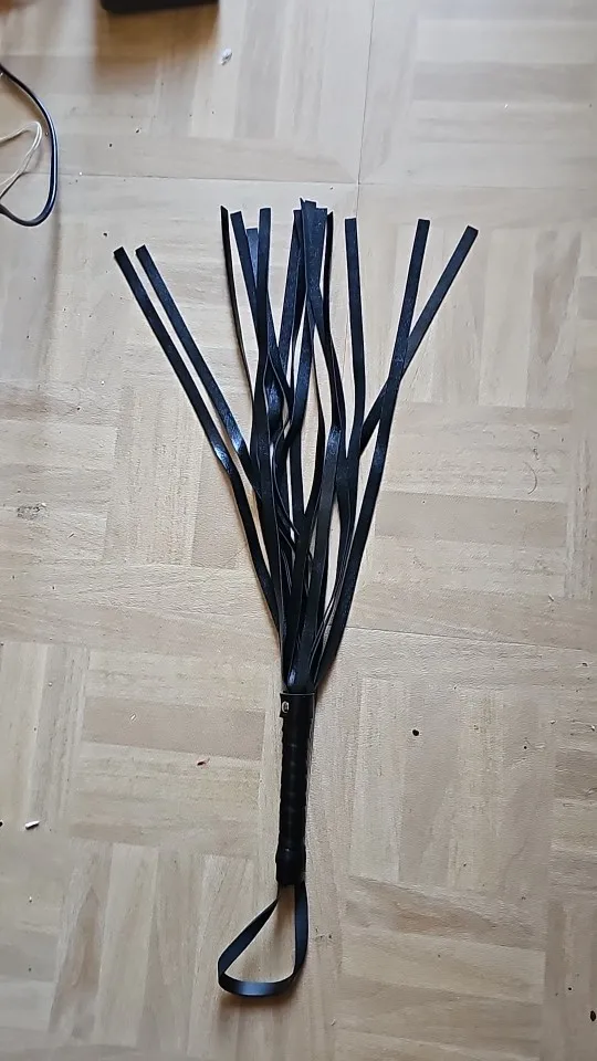 Foto de un comprador: Fusta de cuero PU con flecos en cuatro tonos llamativos