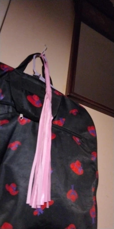 Foto de un comprador: Fusta de cuero PU con flecos en cuatro tonos llamativos
