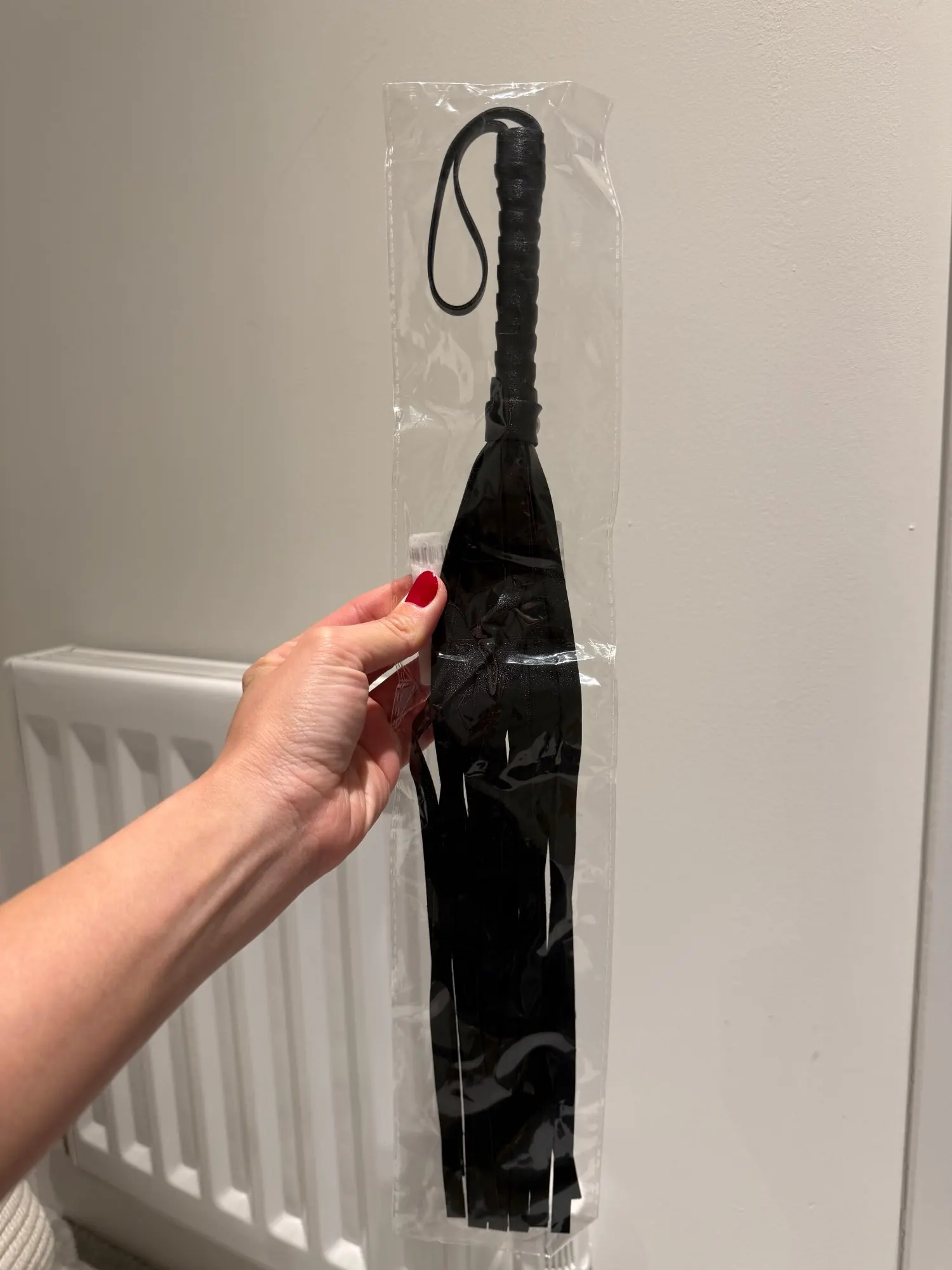 Foto de un comprador: Fusta de cuero PU con flecos en cuatro tonos llamativos