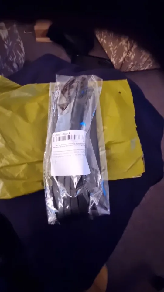 Foto de un comprador: Fusta de cuero PU con flecos en cuatro tonos llamativos