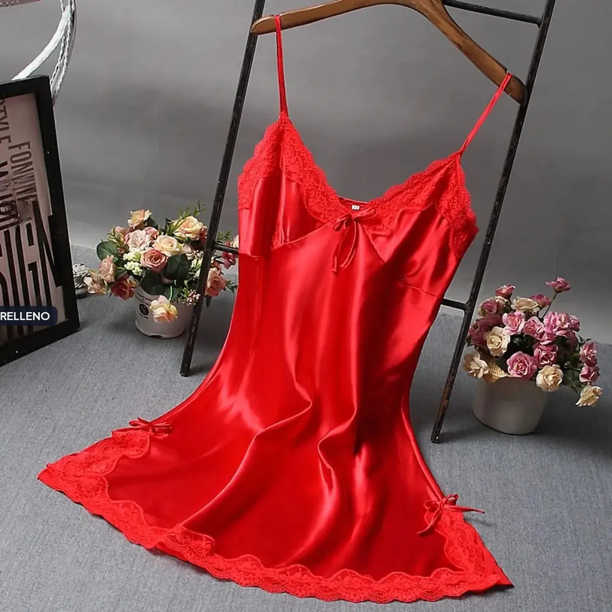 Lencería de encaje: camisola con retazos y escote en V – vue 3