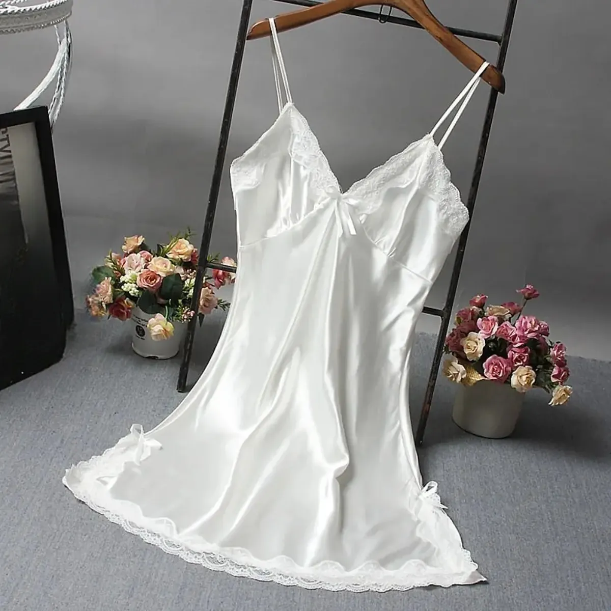 Lencería de encaje: camisola con retazos y escote en V – blanco
