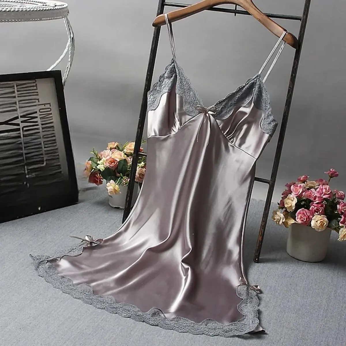 Lencería de encaje: camisola con retazos y escote en V – gris