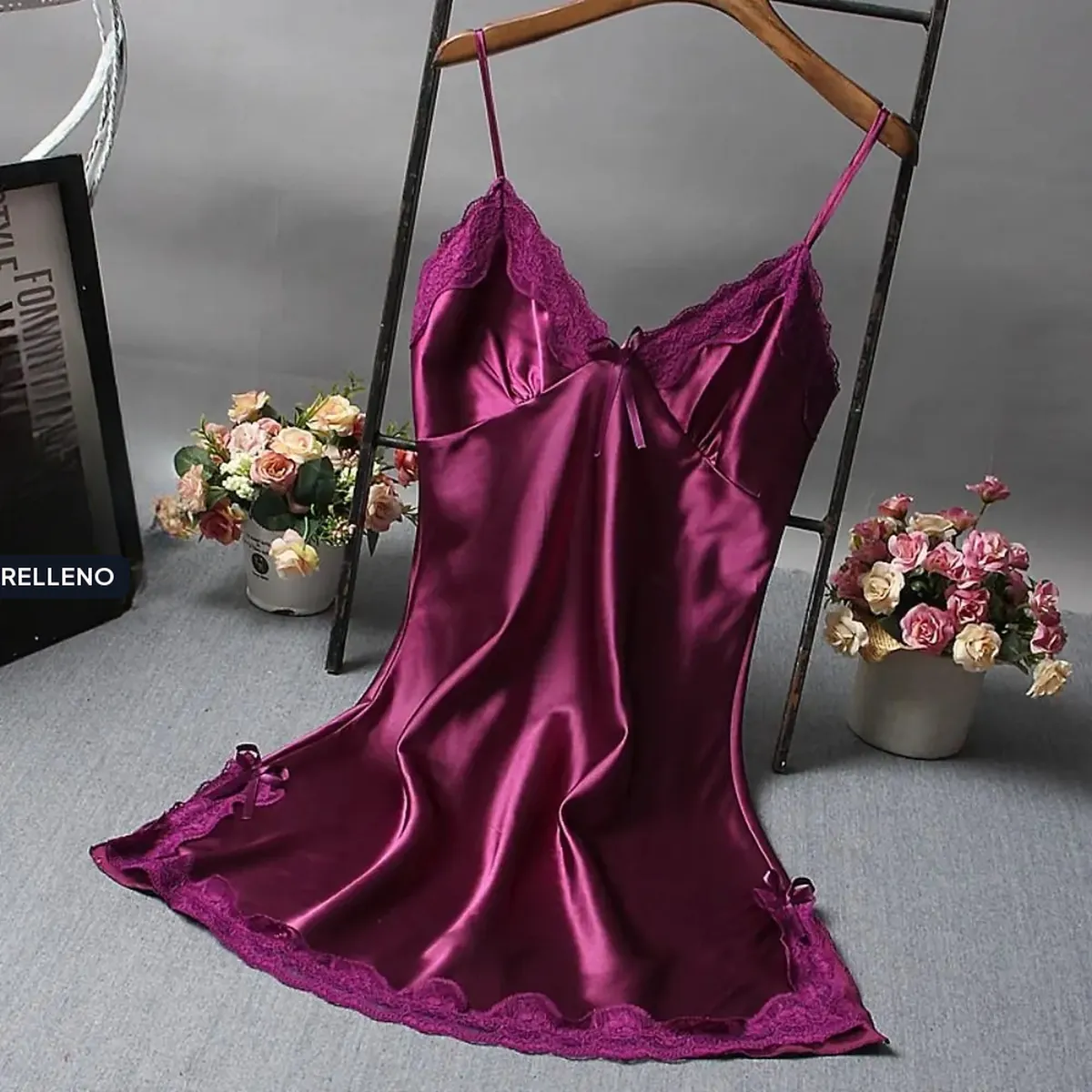 Lencería de encaje: camisola con retazos y escote en V – morado