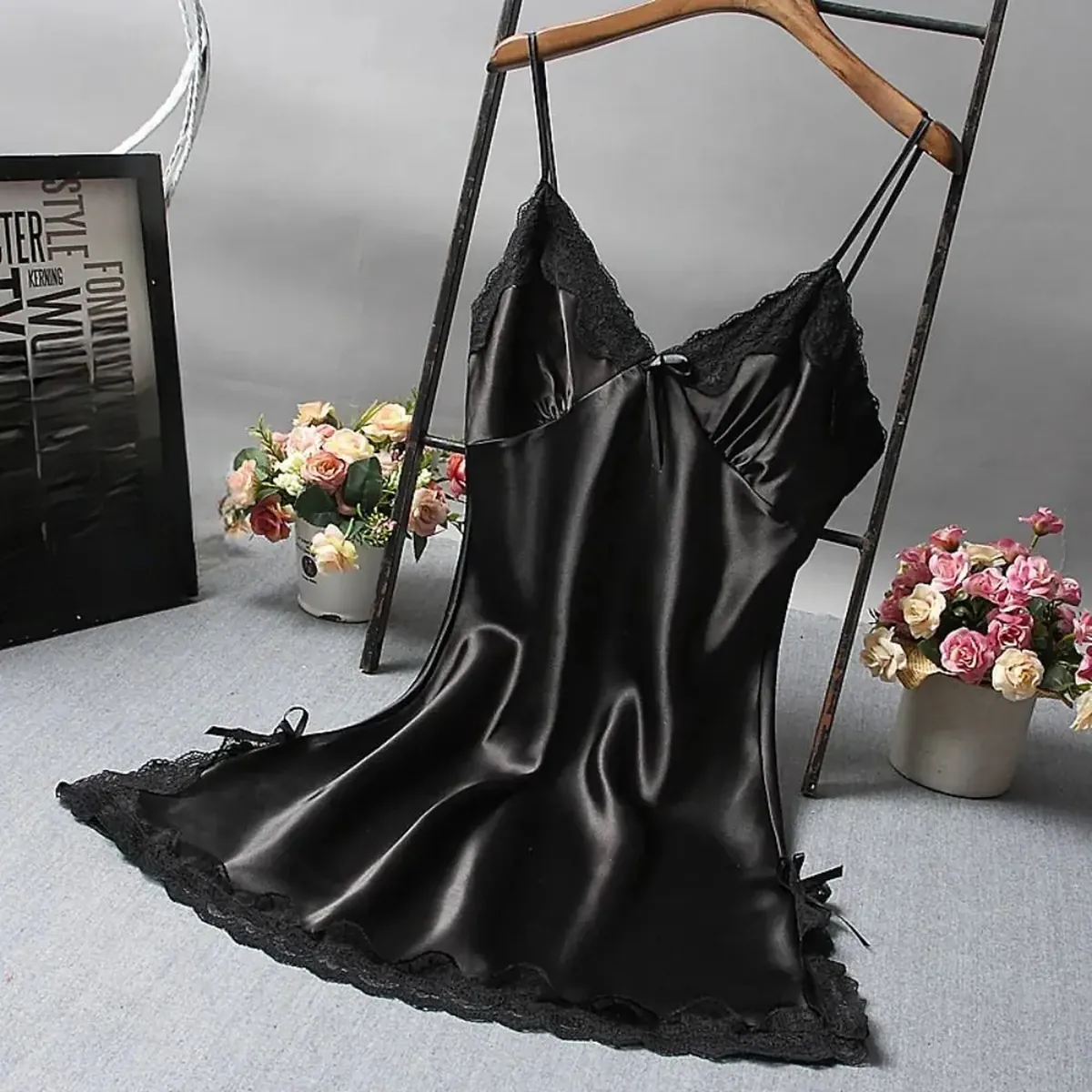 Lencería de encaje: camisola con retazos y escote en V – negro