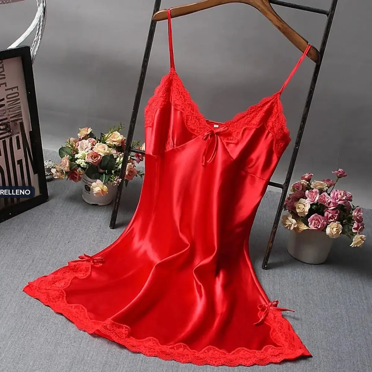 Lencería de encaje: camisola con retazos y escote en V – rojo