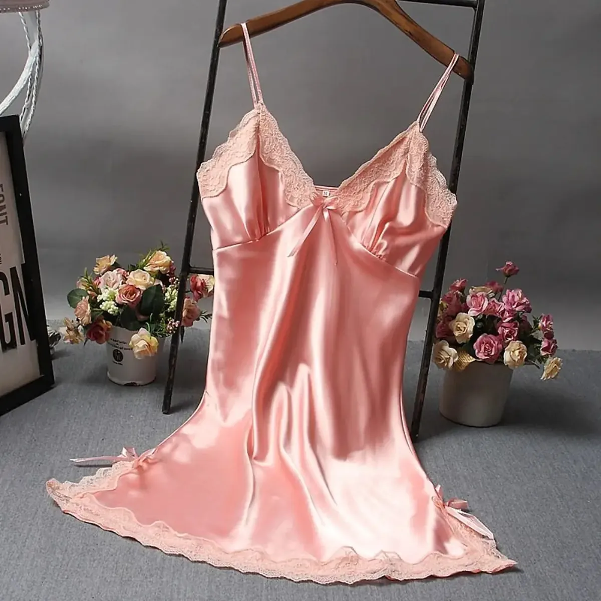 Lencería de encaje: camisola con retazos y escote en V – rosa