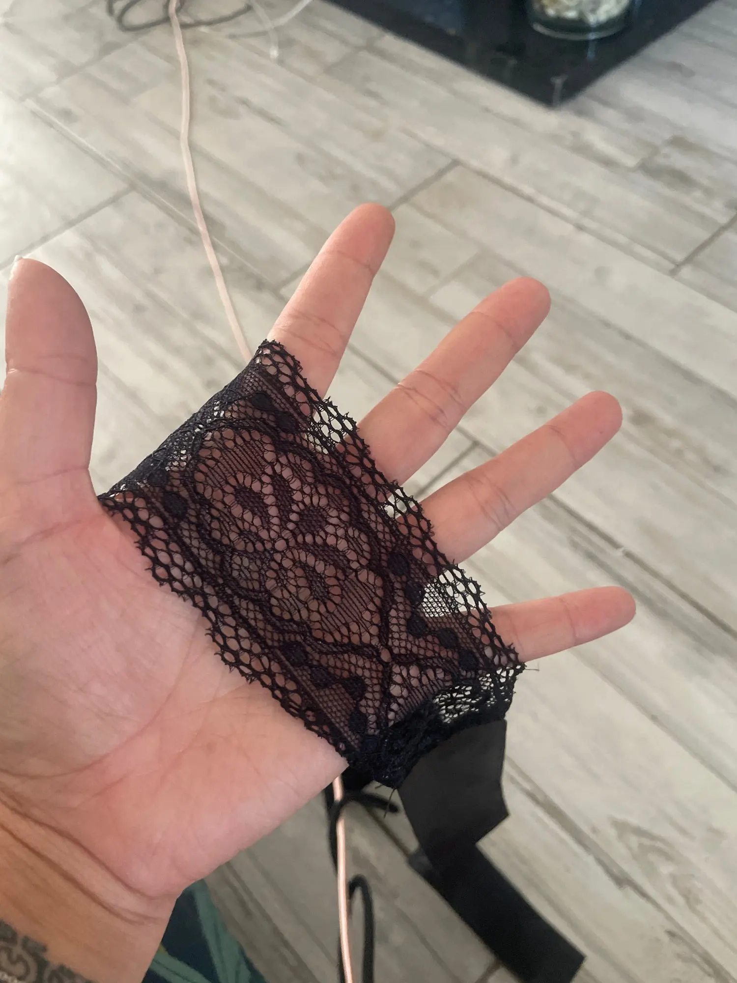 Foto de un comprador: Antifaz con encaje negro para mujer, elegante y ligero