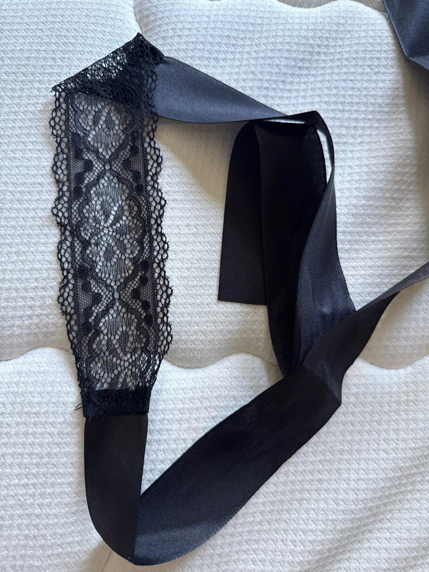 Foto de un comprador: Antifaz con encaje negro para mujer, elegante y ligero
