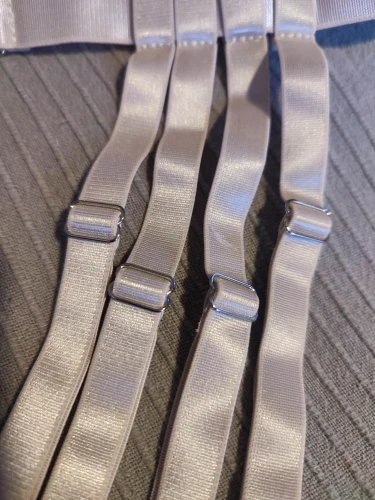Foto de un comprador: Liguero con clips redondos metálicos o de plástico, regulable