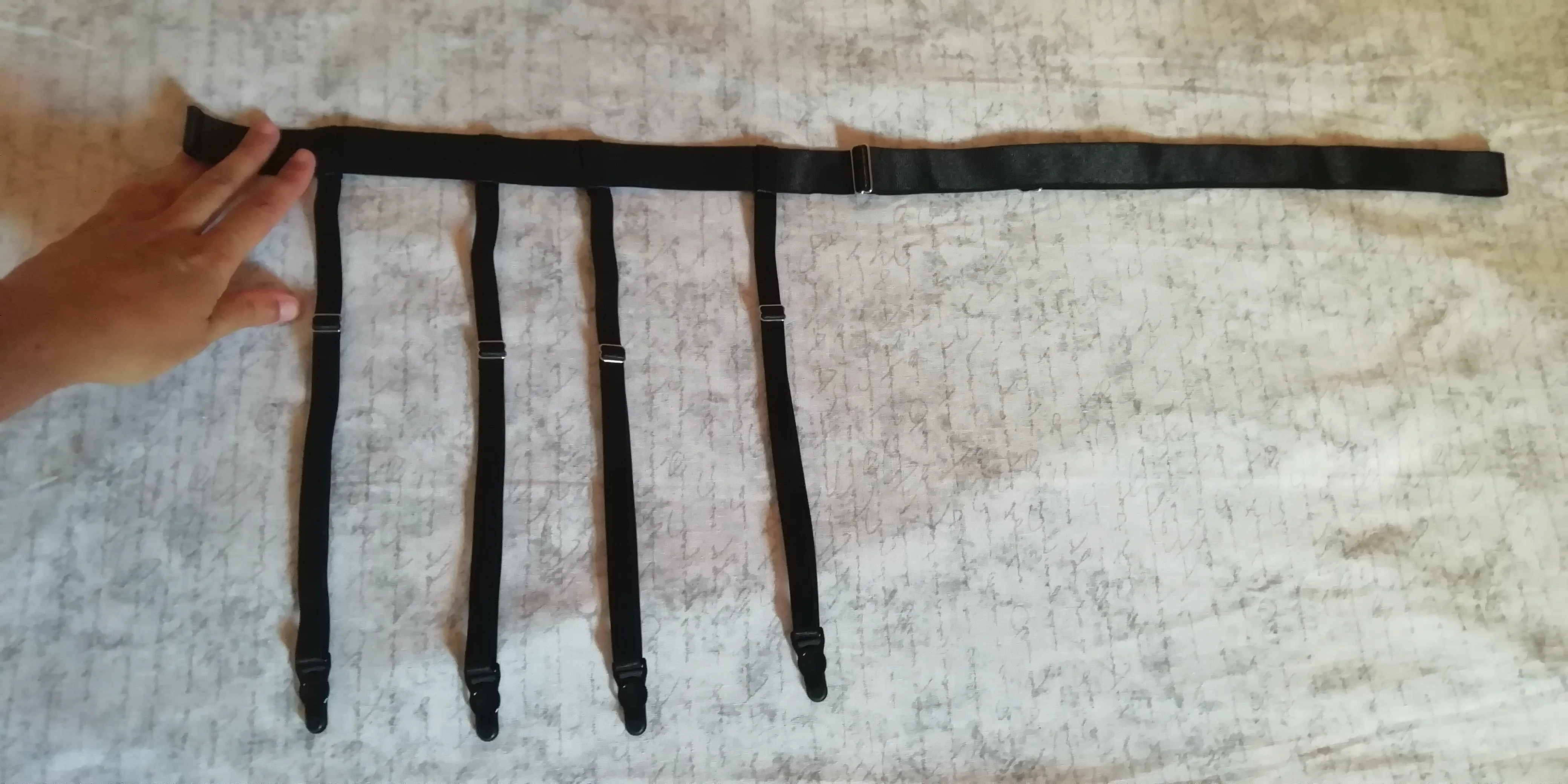 Foto de un comprador: Liguero con clips redondos metálicos o de plástico, regulable