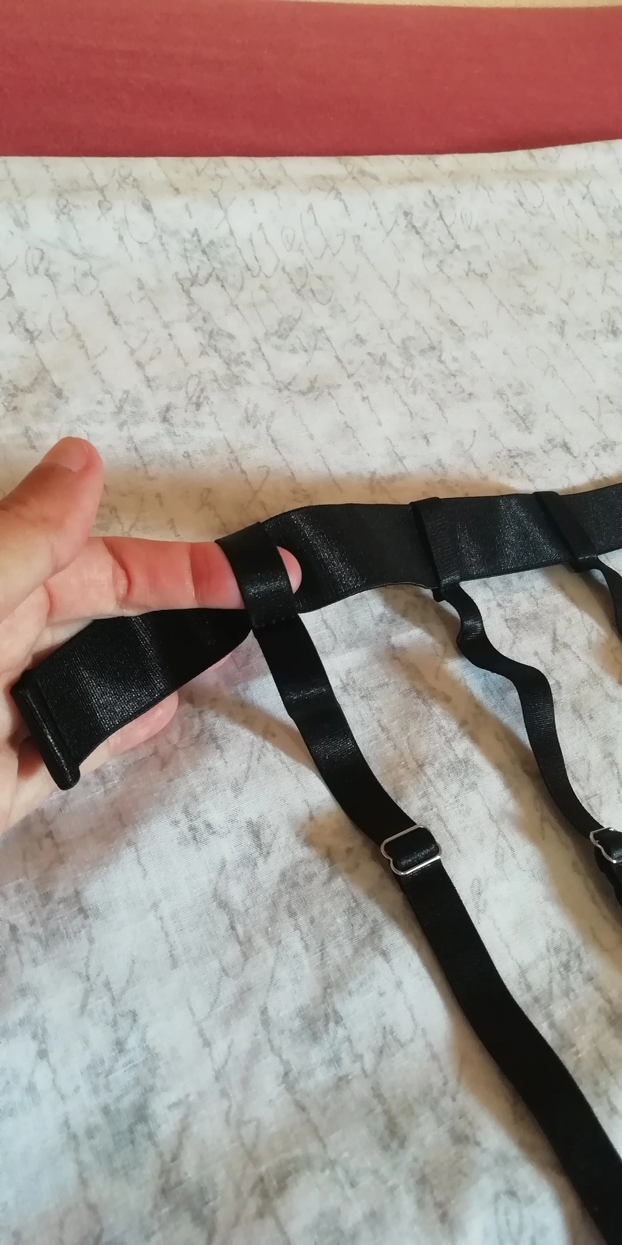 Foto de un comprador: Liguero con clips redondos metálicos o de plástico, regulable