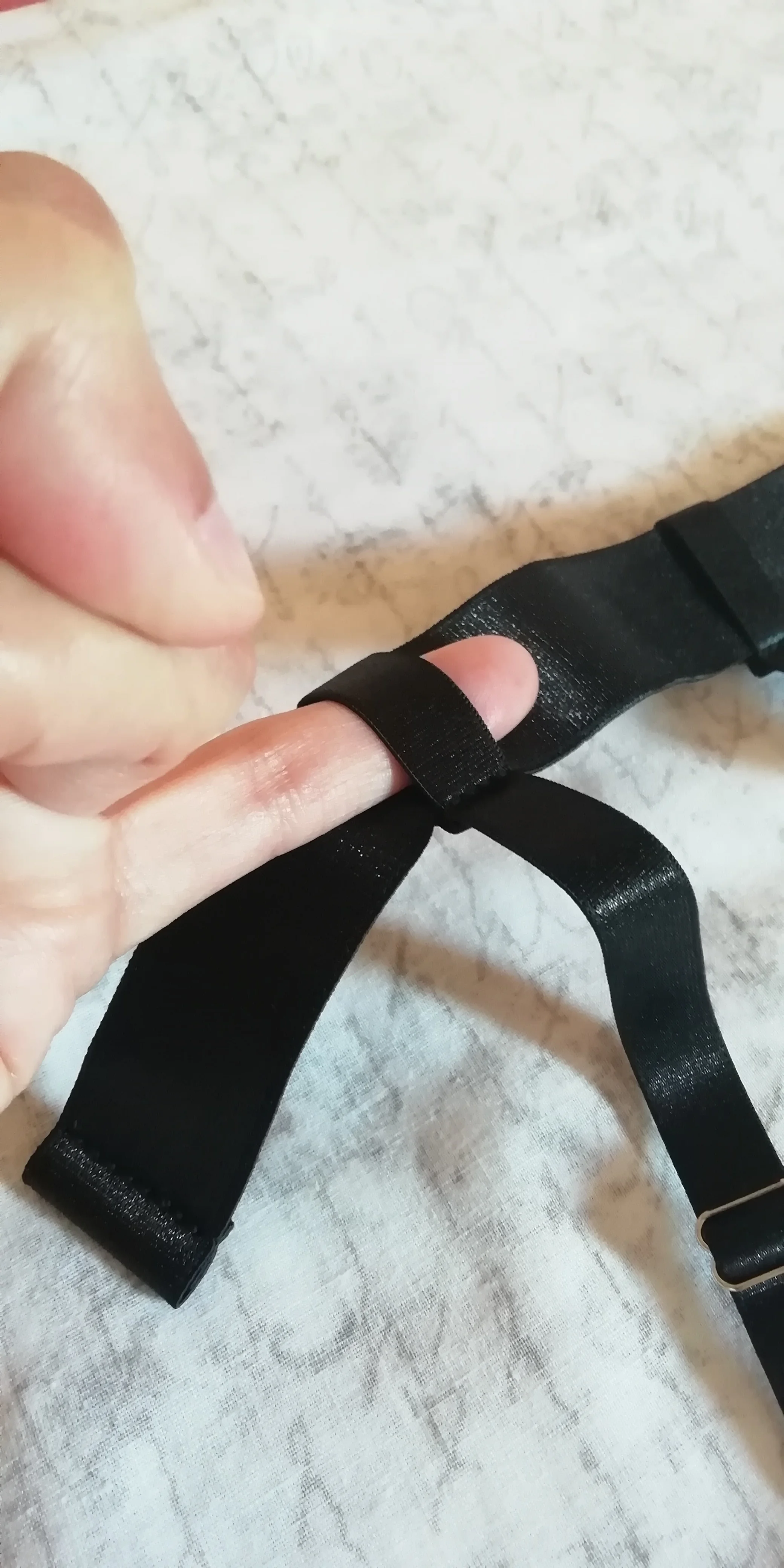 Foto de un comprador: Liguero con clips redondos metálicos o de plástico, regulable
