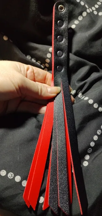 Foto de un comprador: Fusta compacta de cuero PU de 27 cm para llevar contigo