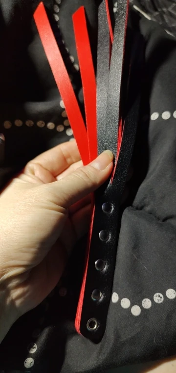 Foto de un comprador: Fusta compacta de cuero PU de 27 cm para llevar contigo