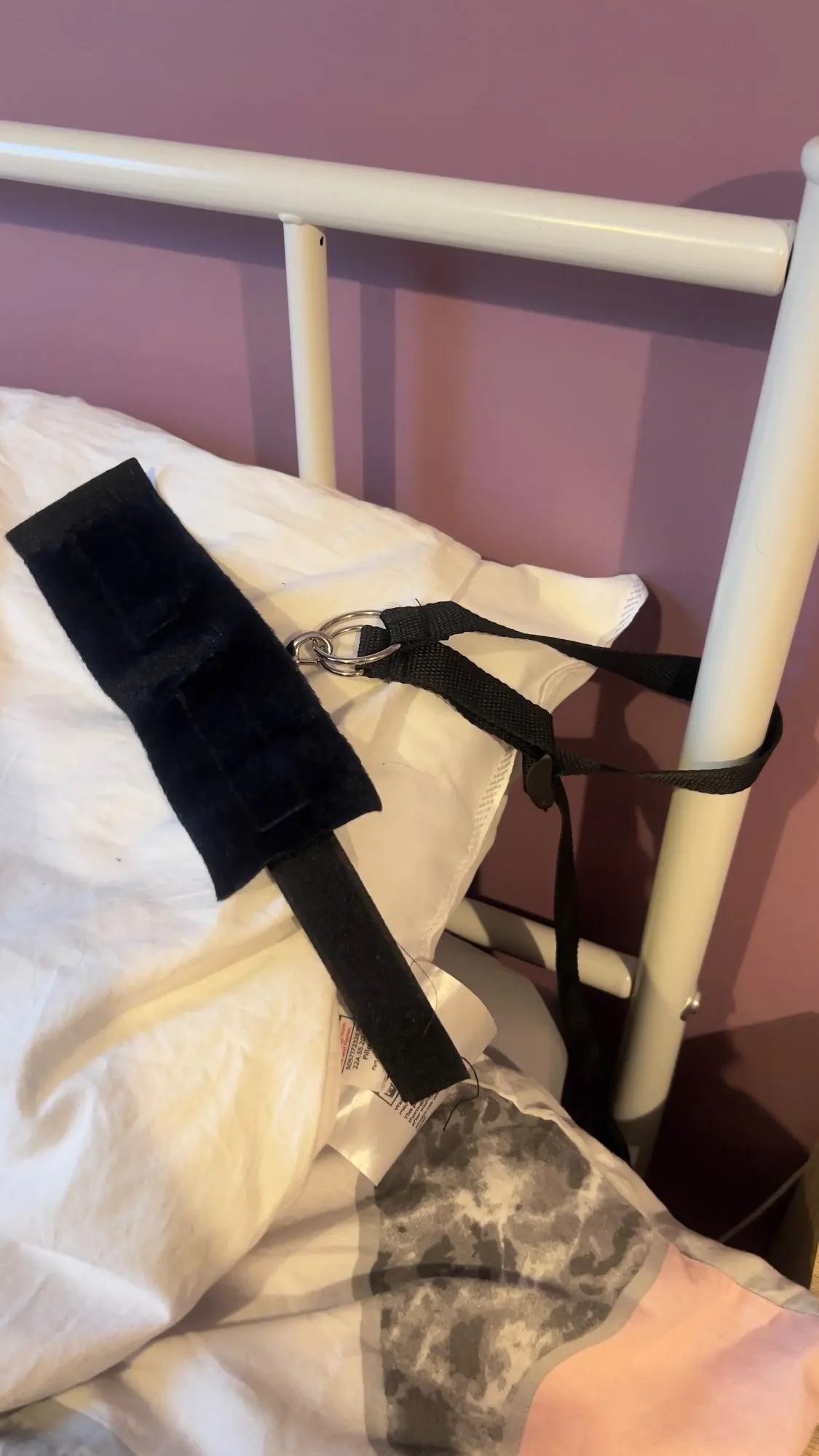 Foto de un comprador: Set de restricción para cama ajustable con esposas