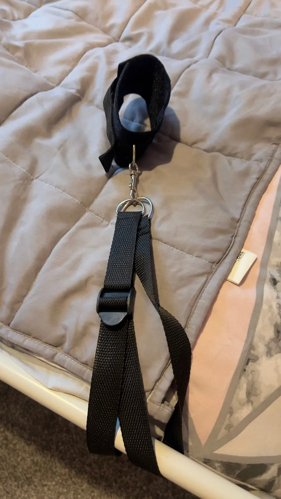Foto de un comprador: Set de restricción para cama ajustable con esposas