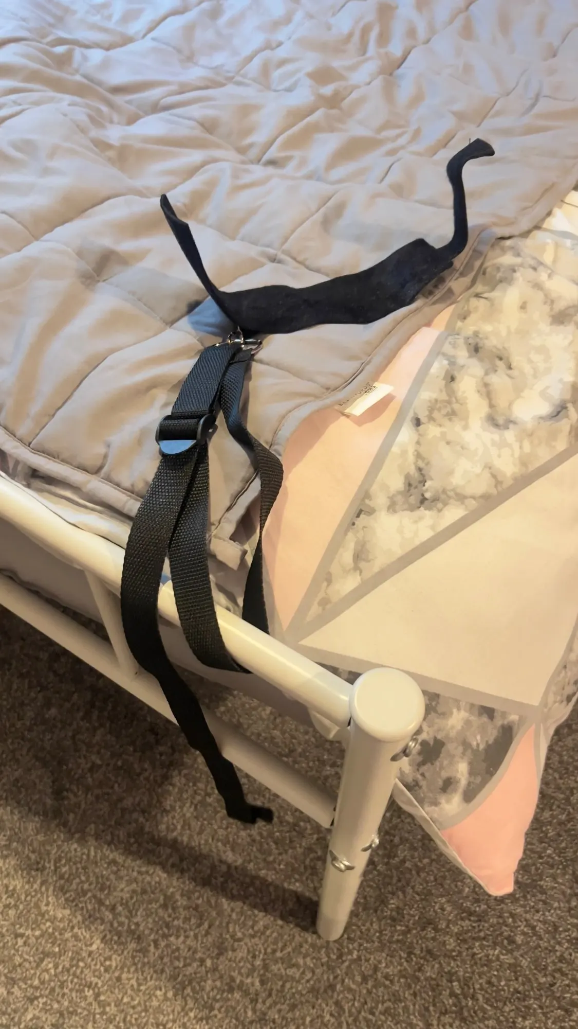 Foto de un comprador: Set de restricción para cama ajustable con esposas