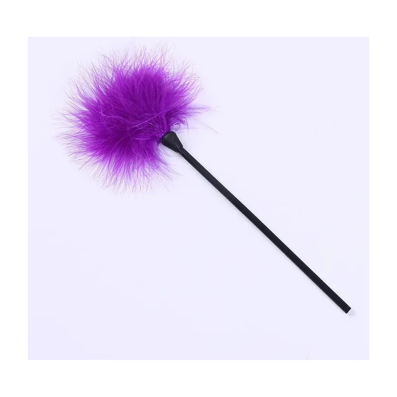 Tickler de plumas con mango de 20 cm en cuatro colores – Prueba un roce suave